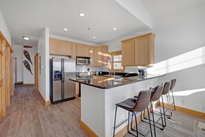 Microwave, stovetop, dishwasher, coffee/tea maker - Mountain-View Getaway in Downtown Dillon – Steps from Marina and Outdoor Adventu (Dillon)