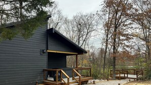 Eine Holzhütte mit einer Holzterrasse und einer Veranda.