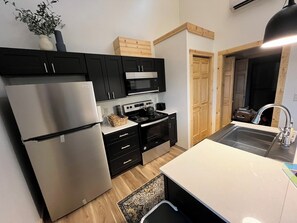 Réfrigérateur, micro-ondes, four, plaque de cuisson