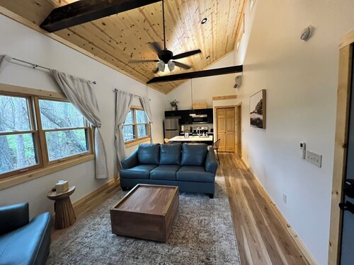 Hot Tub Cabin- In the Heart of Shawnee Wine Trail