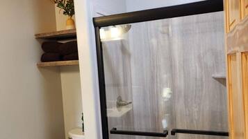 Suihku, hiustenkuivaaja, pyyhkeet, vessapaperi