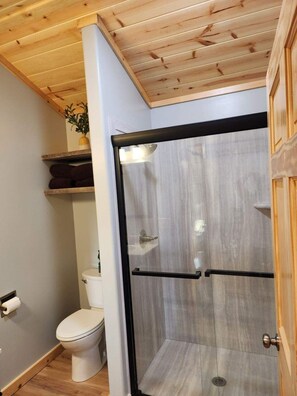 Shower, hair dryer, towels, toilet paper - Hot Tub Cabin- In the Heart of Shawnee Wine Trail (Carbondale)