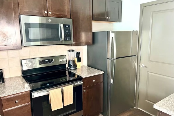 Een koelkast, een magnetron, een oven, een kookplaat