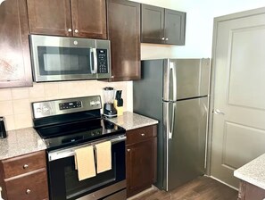 Fridge, microwave, oven, stovetop - Atlantas Hearts in Midtown (Atlanta)