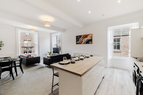 Spacious city center apartment 