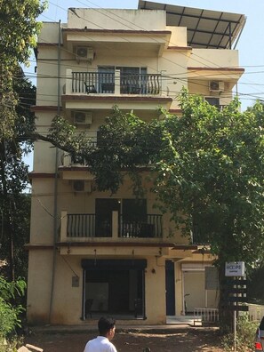 Exterior - Riverbank Inn (Morjim)