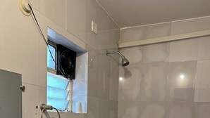 Basic Double Room | Bathroom - Riverbank Inn (Morjim)