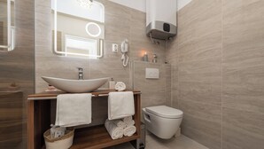 Comfort Room, Balcony, Courtyard View | Bilik Mandi