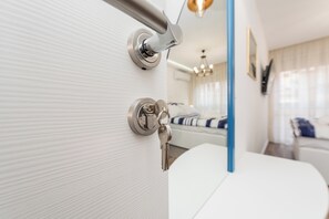Comfort Room, Balcony, Courtyard View | Soundproofing, free WiFi - Blue Old Navy Rooms (Zadar)