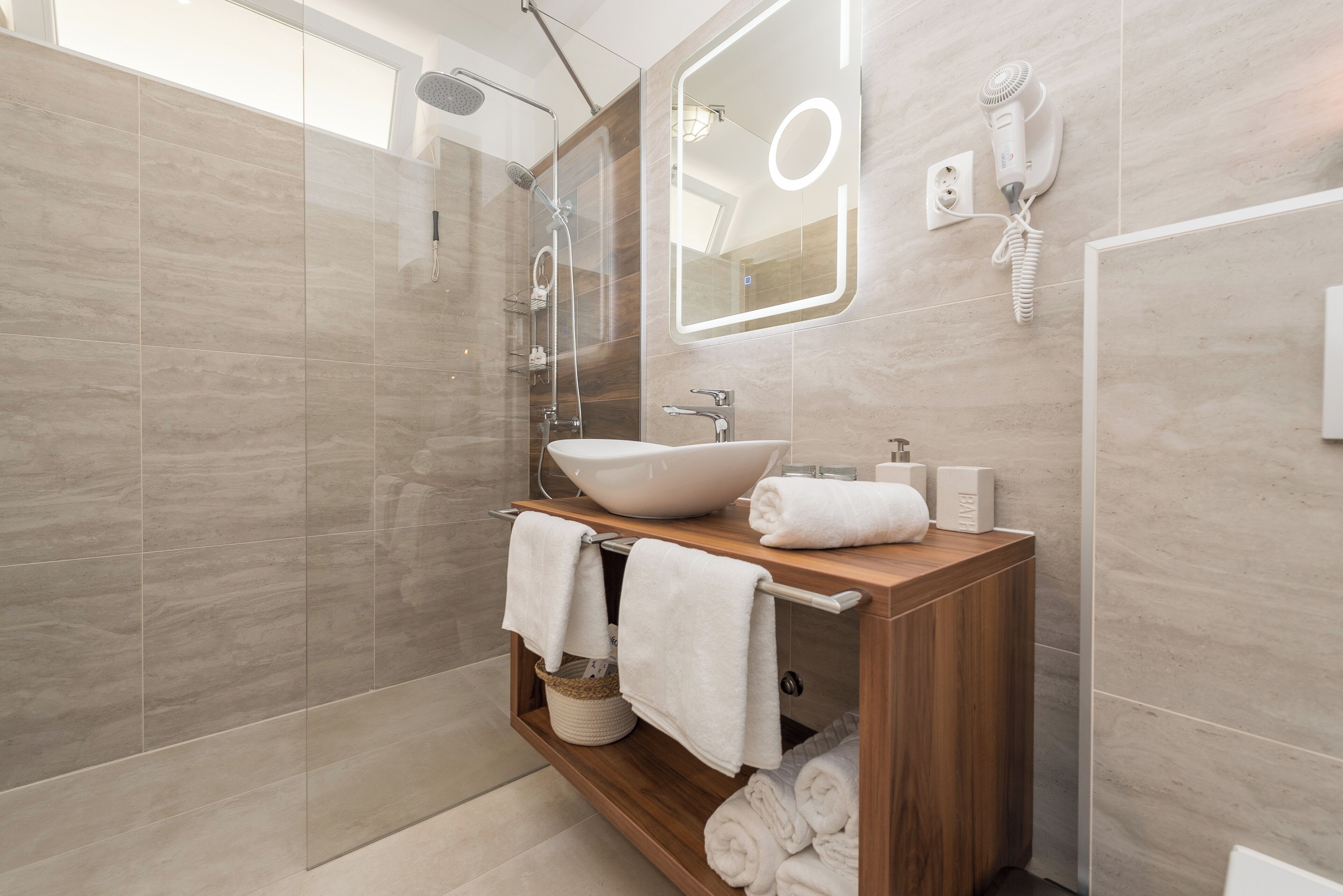 غرفة مريحة - بشرفة - منظر للفناء | حمام | صابون، ورق حمّام