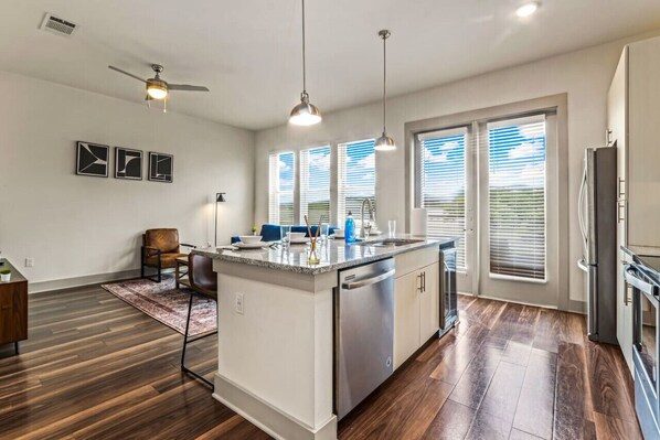 冷蔵庫、電子レンジ、オーブン、コンロ