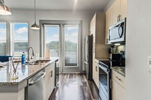 冷蔵庫、電子レンジ、オーブン、コンロ