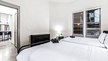 2 slaapkamers, een bureau, een strijkplank/strijkijzer, wifi