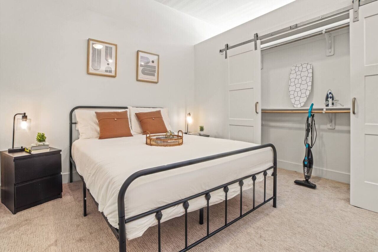 Desk, iron/ironing board, WiFi, bed sheets