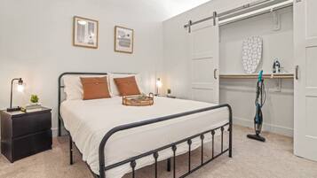 Desk, iron/ironing board, WiFi, bed sheets