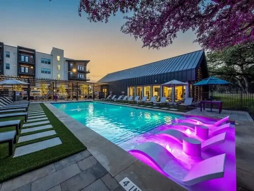 Grand New Studio Apartment with Pool and Golf Sim