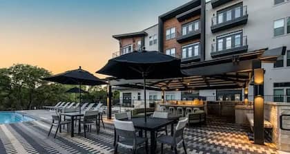 Grand New Studio Apartment with Pool and Golf Sim