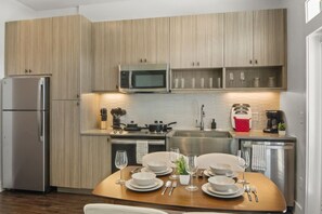 Fridge, microwave, oven, stovetop - Grand New Studio Apartment with Pool and Golf Sim (Austin)