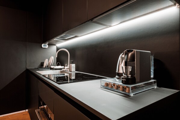 Réfrigérateur, micro-ondes, four, plaque de cuisson