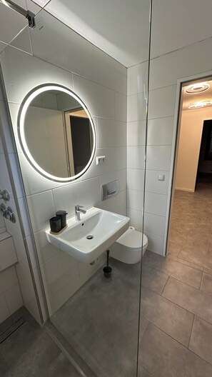 Sèche-cheveux, serviettes fournies, papier toilette