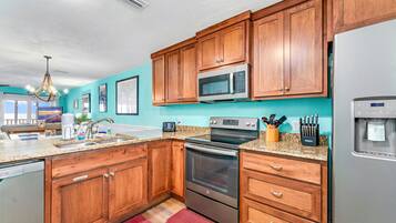 Geladeira, micro-ondas, fogão, cooktop