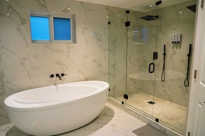Shower, hair dryer, towels, soap - Resort Near Zoo & The Falls • Pool/Spa, BBQ & Gym (Miami)