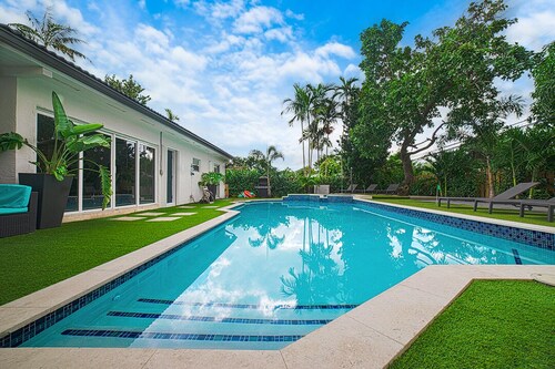 Luxury Resort • Gym, Cold Plunge, Jacuzzi & Sauna