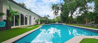 Luxury Resort • Gym, Cold Plunge, Jacuzzi & Sauna