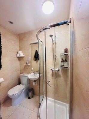 Een douche, een haardroger, handdoeken, zeep