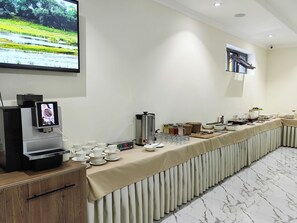 含每日吃到飽自助式早餐
