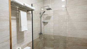 Shower, pengering rambut, sandal, dan handuk