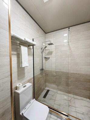 Shower, hair dryer, slippers, towels - Reikartz Qarshi (Qarshi)