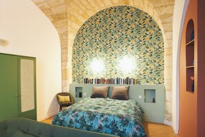 2 slaapkamers, een bureau, een strijkplank/strijkijzer, reisbedje