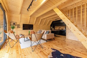 Chalet Confort, patio, vistas a la montaña | Zona de estar | Televisión de pantalla plana de 42 pulgadas con canales digitales