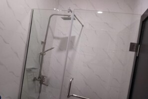 Appartement | Badkamer | Een douche, handdoeken