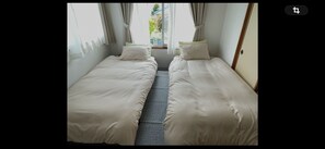 Familienapartment, 2 Schlafzimmer, Nichtraucher | 2 Schlafzimmer, Schreibtisch, laptopgeeigneter Arbeitsplatz