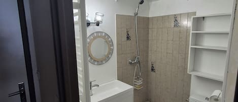 Séchoir à cheveux, papier de toilette