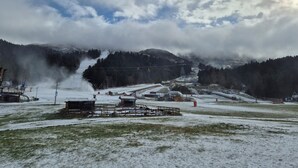 A snowy mountain landscape with a ski lift and buildings in the foreground. - Studio le lioran "les sagnes (Laveissière)