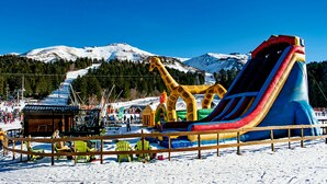 A snow-covered mountain with a ski slope in the background. - Studio le lioran "les sagnes (Laveissière)