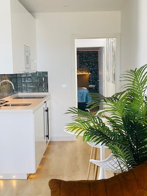 Mikrowelle, Ofen, Geschirrspüler, Toaster