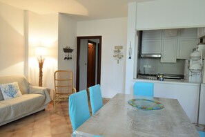 Apartamento, patio, vistas al jardín | Cocina privada | Frigorífico, microondas, horno y placa de cocina