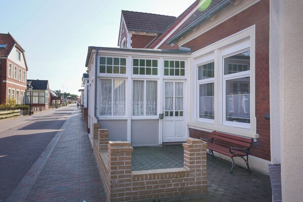 Exterior - Apartment approx. 85sqm, 2 bedrooms, guest toilet, access to the garden directly in the center (Borkum)