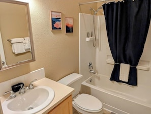 Douche, sèche-cheveux, serviettes fournies