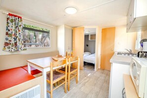 Kylskåp och spishäll