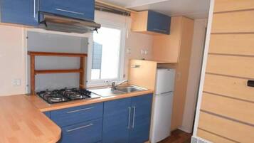 Refrigerador, microondas y parrilla de estufa
