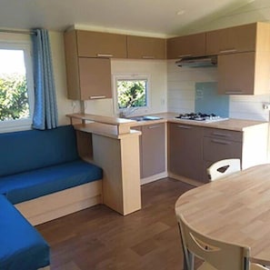 Fridge, microwave, stovetop - ZEcamping 3* piscine chauffée dog friendly mobil-home 4 pers (Huelgoat)