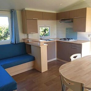 Réfrigérateur, four à micro-ondes, surface de cuisson