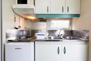 Køleskab, mikrobølgeovn, kogeplade, brødrister