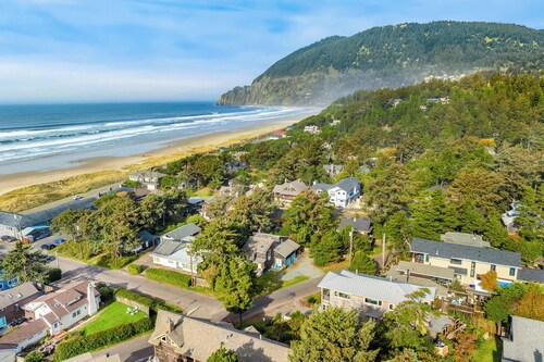 Sunny Chalet MCA#50350-1 block to beach, fenced yard, Dogs Ok