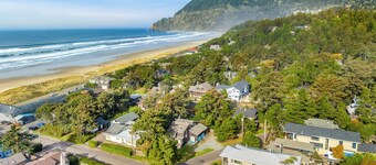 Sunny Chalet MCA#50350-1 block to beach, fenced yard, Dogs Ok